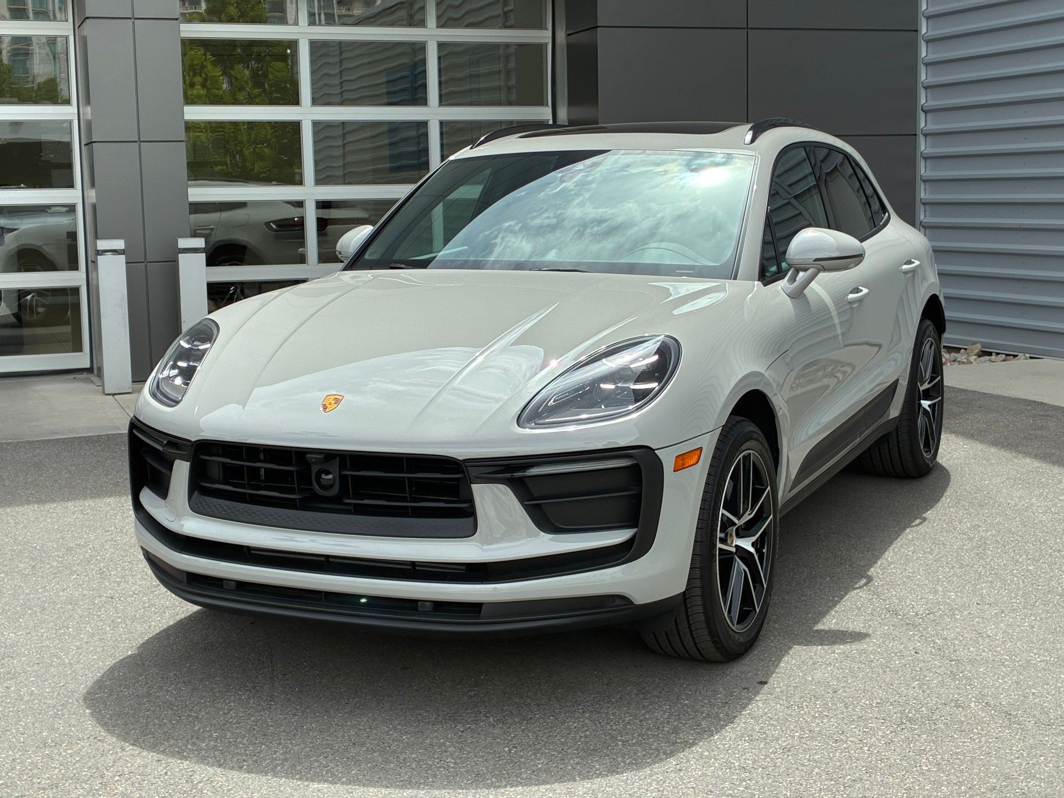 Used 2025 Porsche Macan AWD/4WD image 8