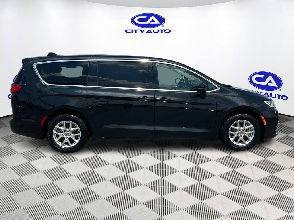 Used 2023 Chrysler Pacifica Touring-L FWD image 2