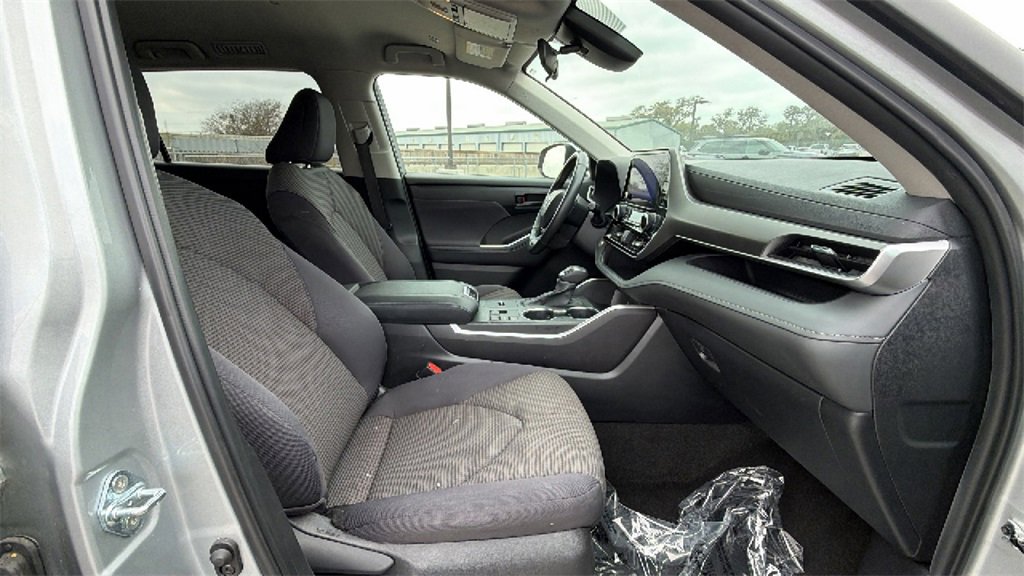 Used 2024 Toyota Highlander LE image 39