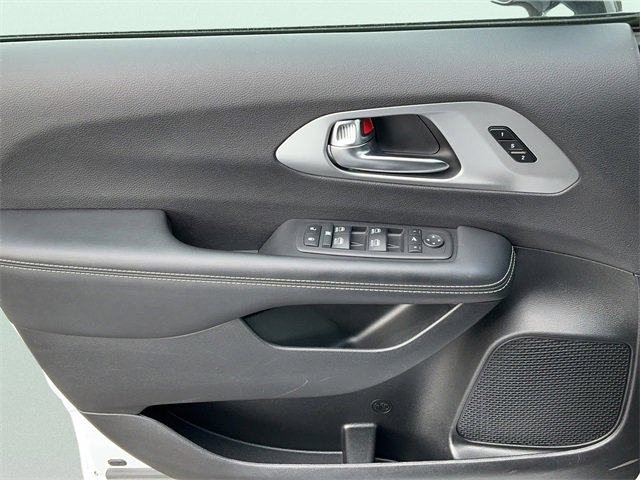 Used 2025 Chrysler Pacifica Limited image 11