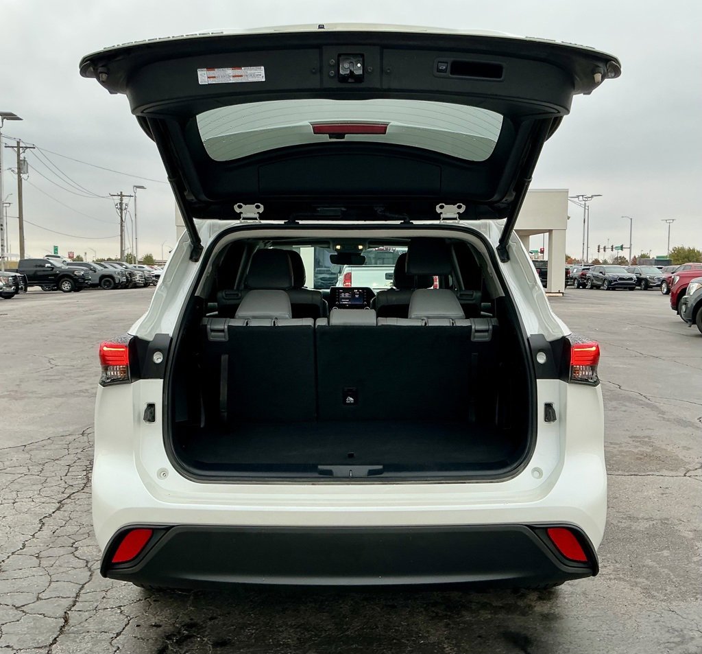 Used 2020 Toyota Highlander XLE image 19
