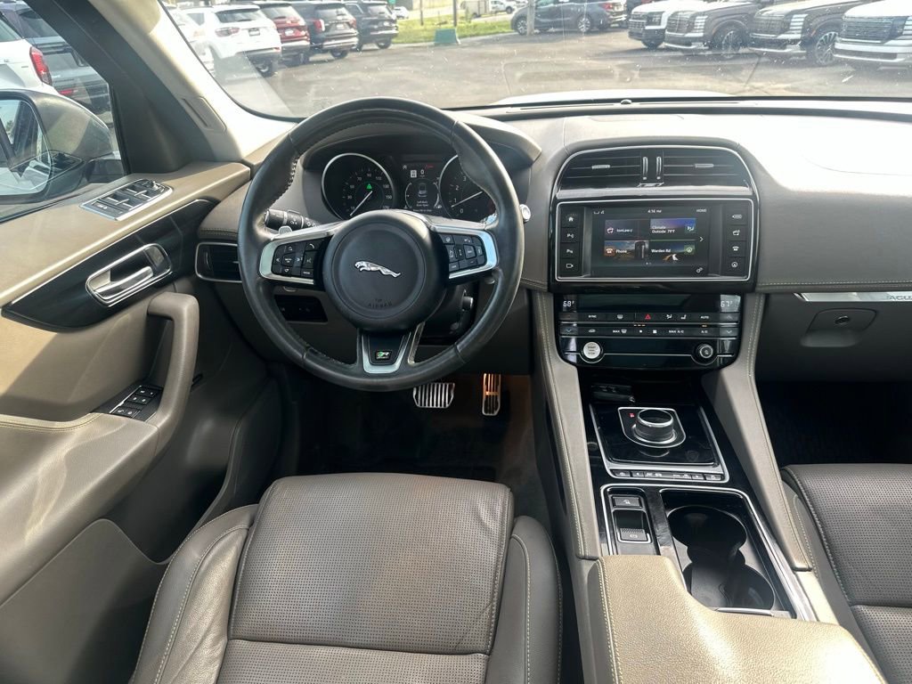Used 2018 Jaguar F-PACE R-Sport image 15