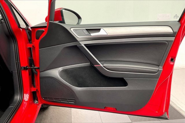 Used 2017 Volkswagen Golf SE image 27