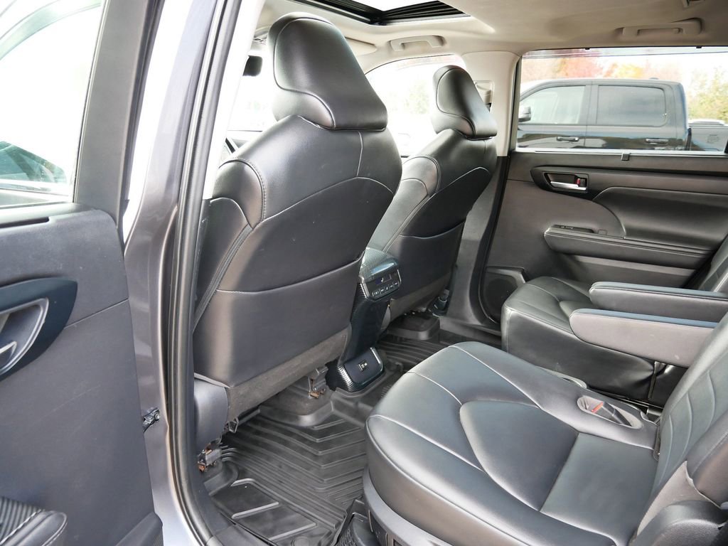 Used 2020 Toyota Highlander XLE image 21
