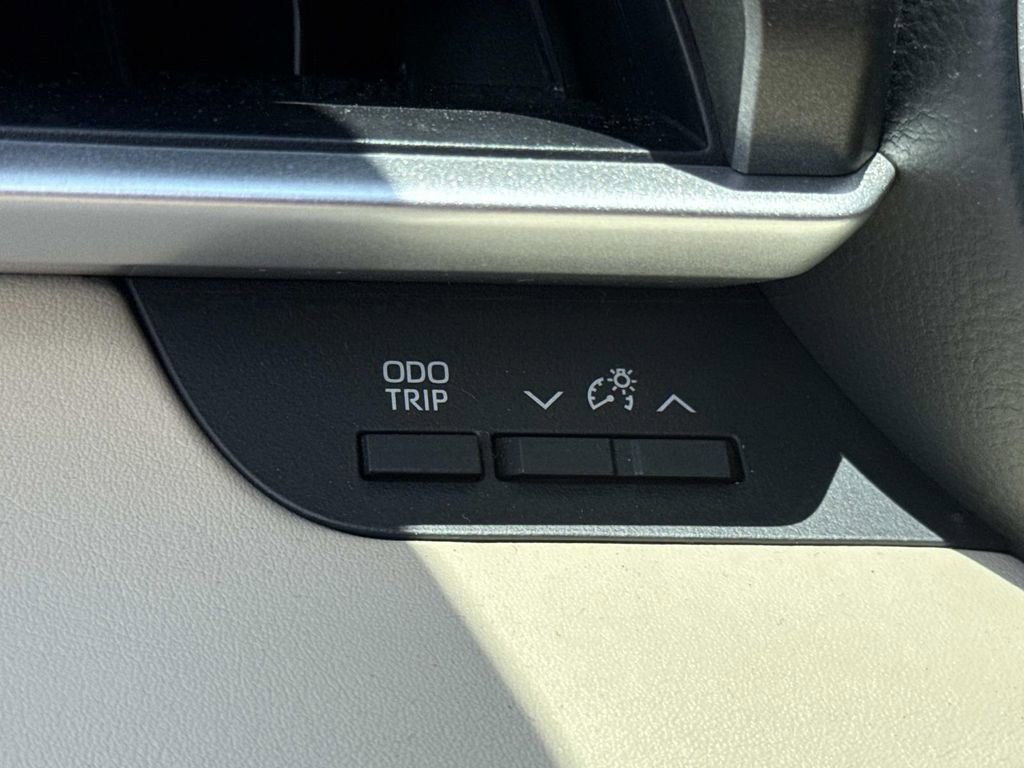 Used 2021 Toyota Highlander XLE FWD image 49