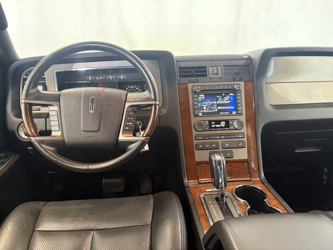 Used 2014 Lincoln Navigator L 4WD image 13
