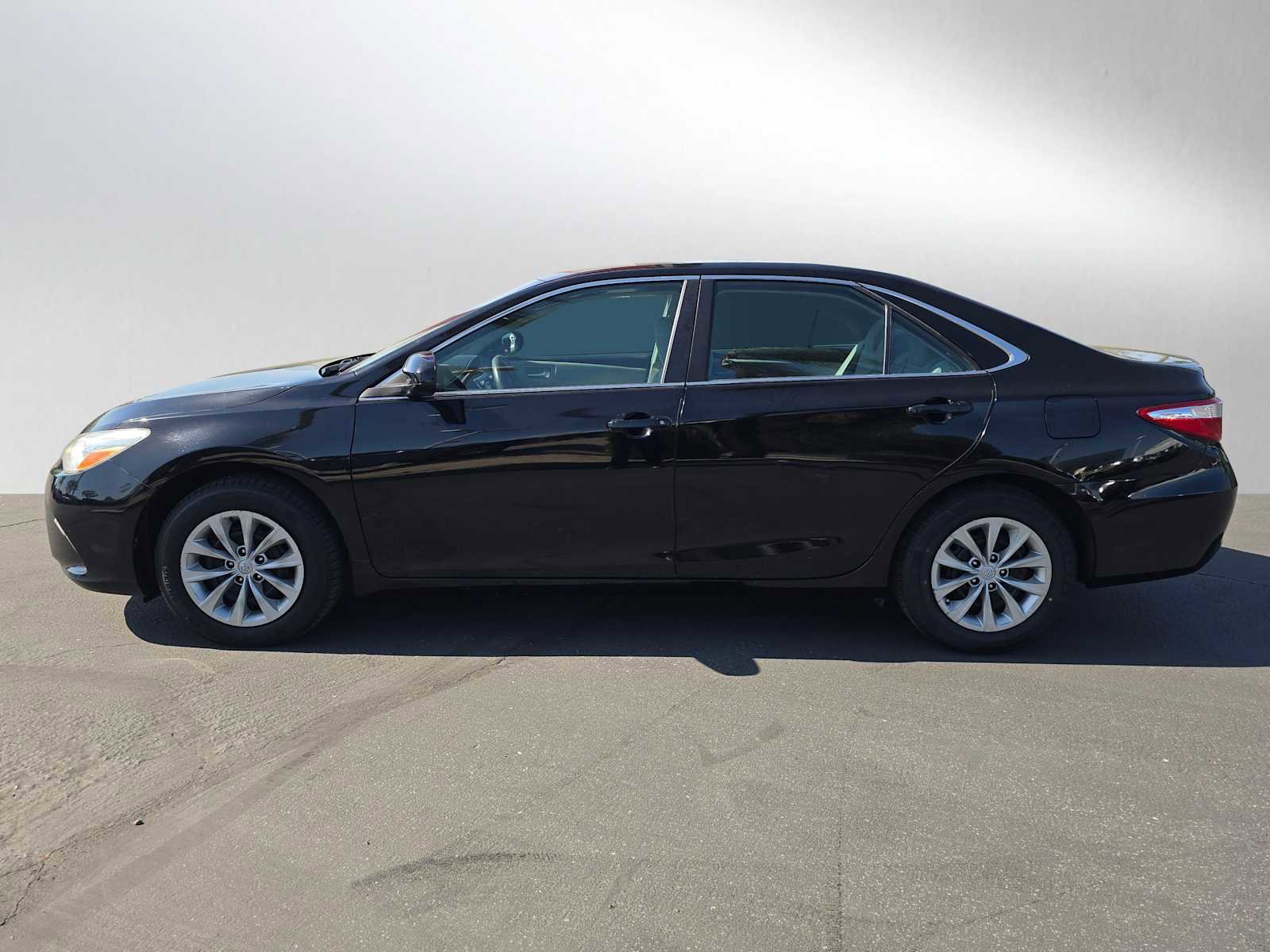 Used 2017 Toyota Camry LE FWD image 6
