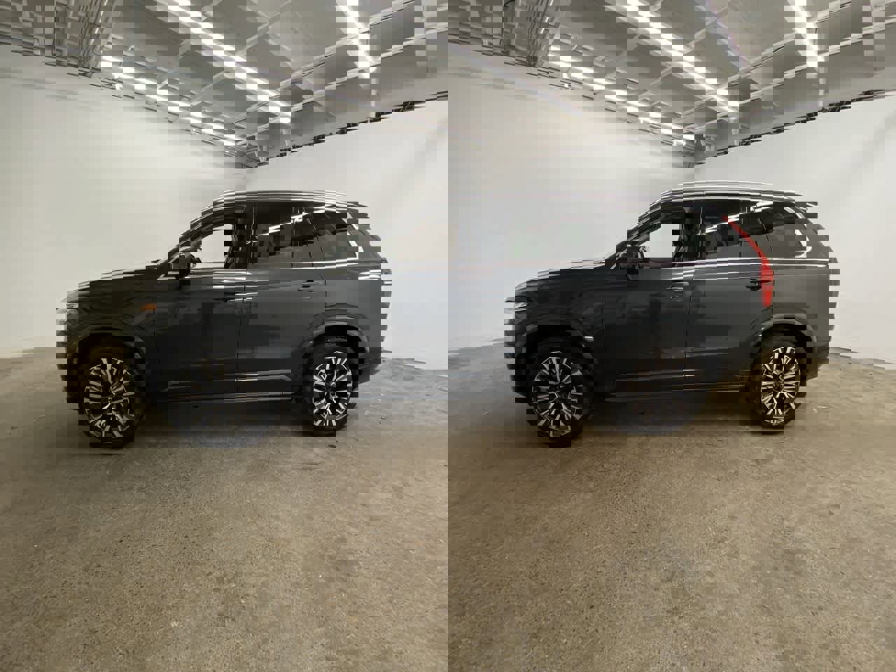 Used 2022 Volvo XC90 T5 Momentum image 3