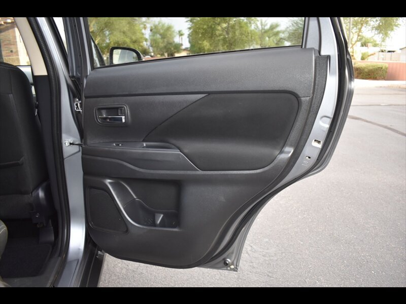 Used 2016 Mitsubishi Outlander SE FWD image 26