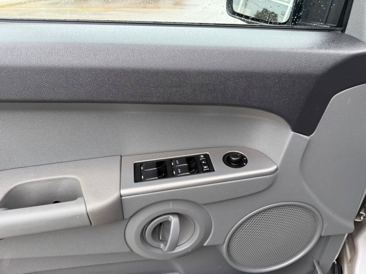 Used 2007 Jeep Commander Sport w/ Trailer Tow Group IV AWD/4WD image 12