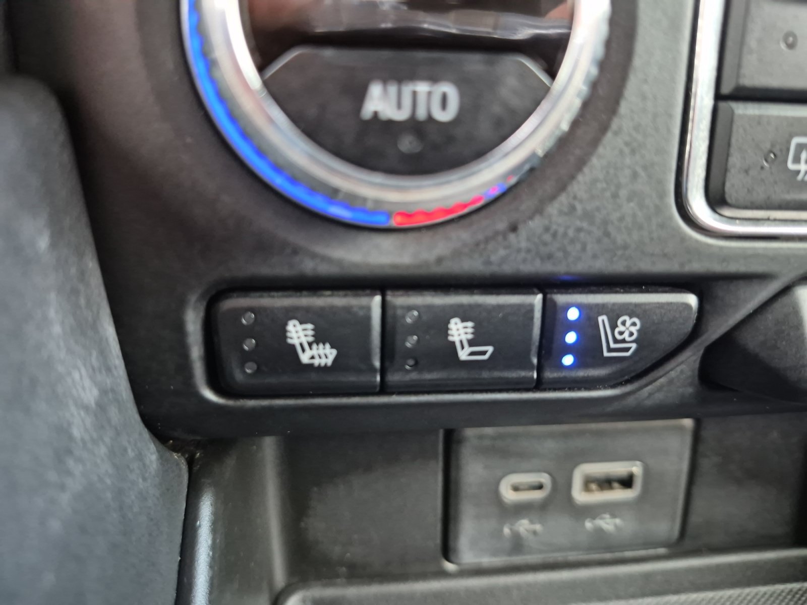 Used 2024 GMC Yukon XL AT4 w/ AT4 Premium Plus Package AWD/4WD image 25