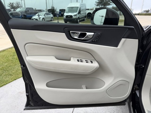 Used 2021 Volvo XC60 T5 Momentum w/ Climate Package image 8