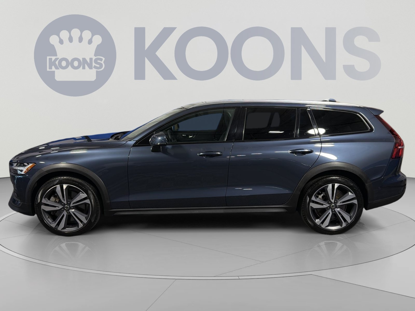Used 2025 Volvo V60 B5 Cross Country Plus AWD/4WD image 2
