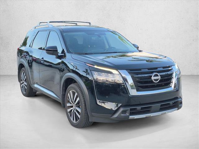 Used 2024 Nissan Pathfinder Platinum FWD image 3