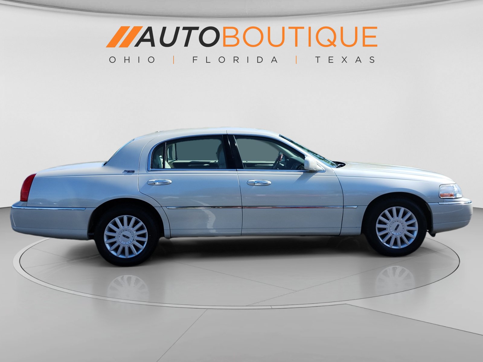 Used 2005 Lincoln Town Car Signature Limited RWD image 6