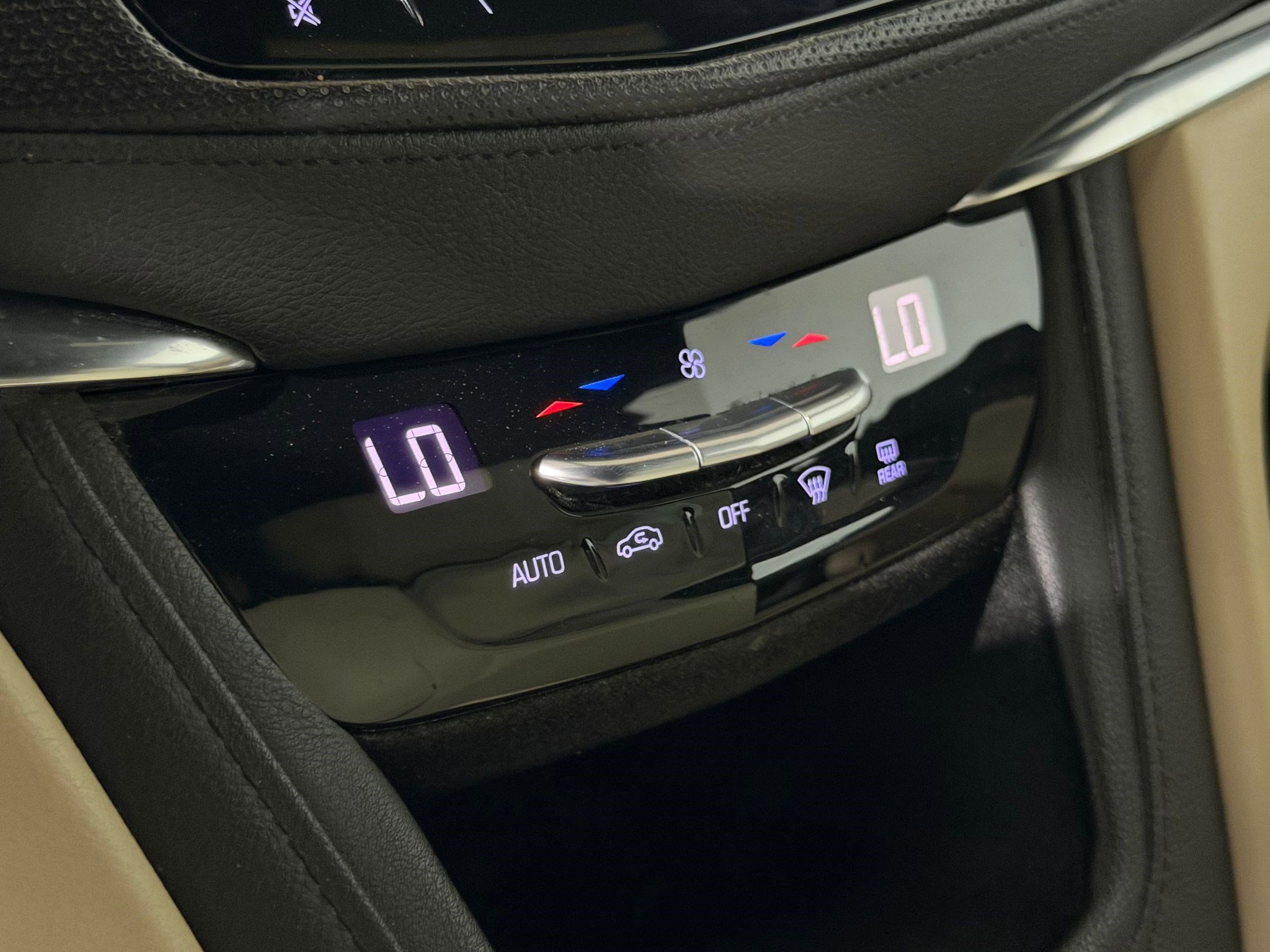 Used 2018 Cadillac XT5 FWD image 30