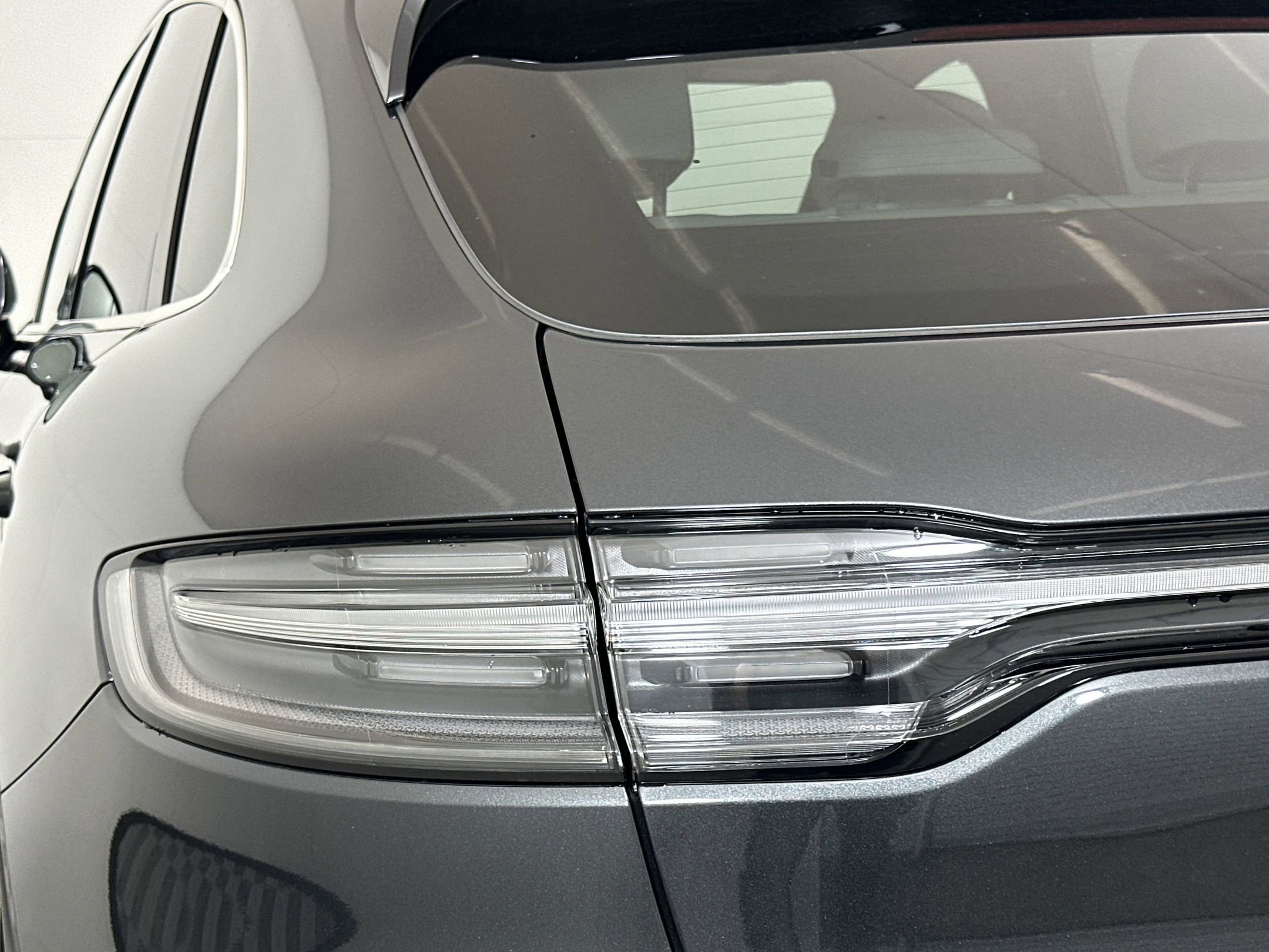 Certified 2025 Porsche Macan image 14