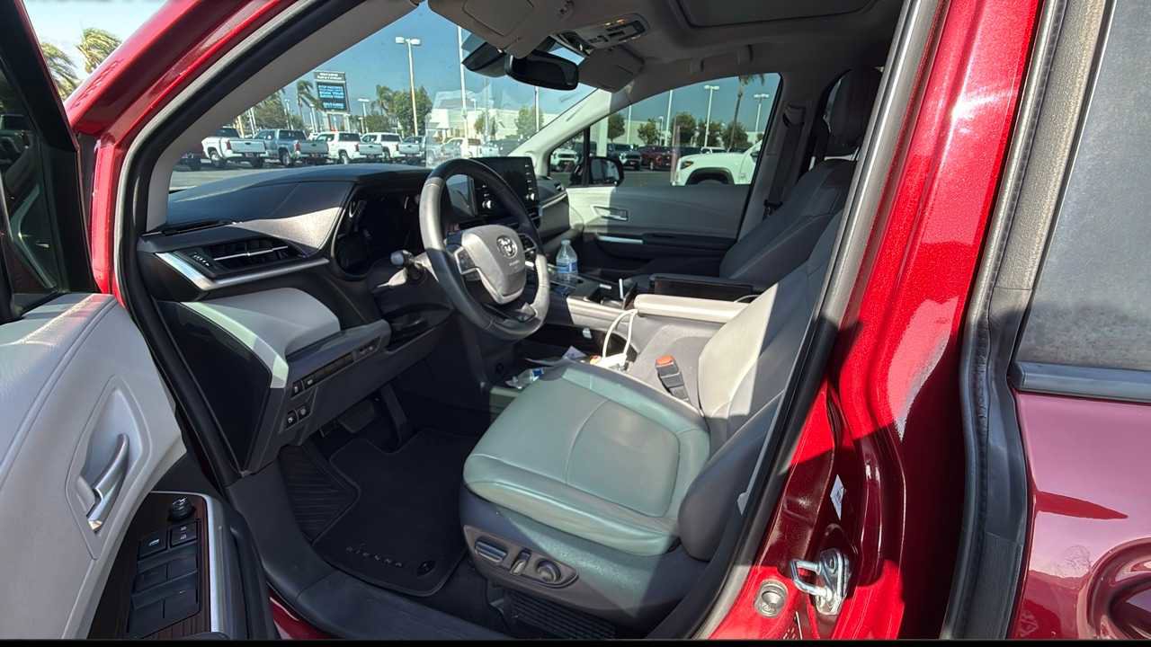 Used 2021 Toyota Sienna XLE w/ XLE Plus Package image 3