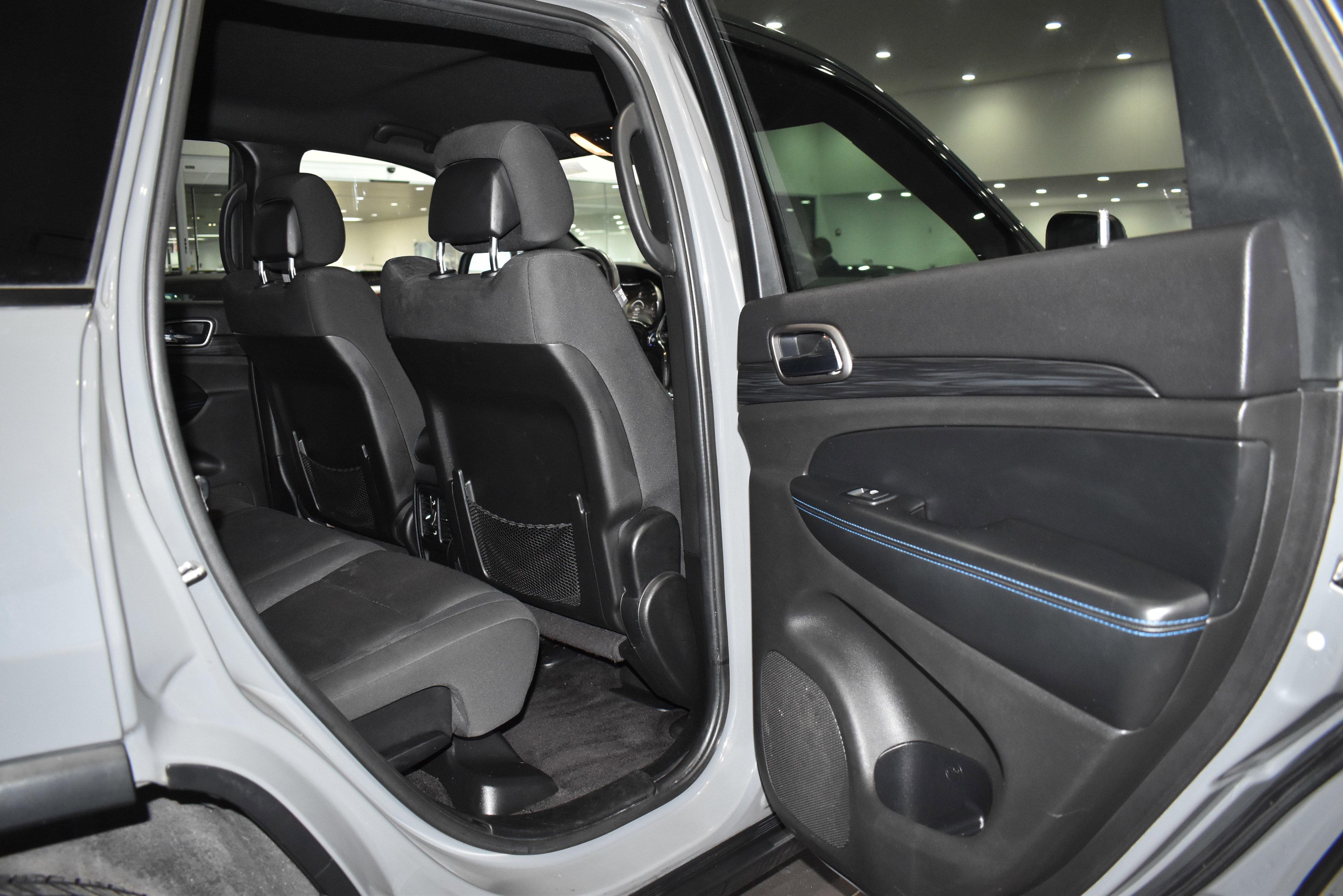 Used 2019 Jeep Grand Cherokee Laredo AWD/4WD image 29