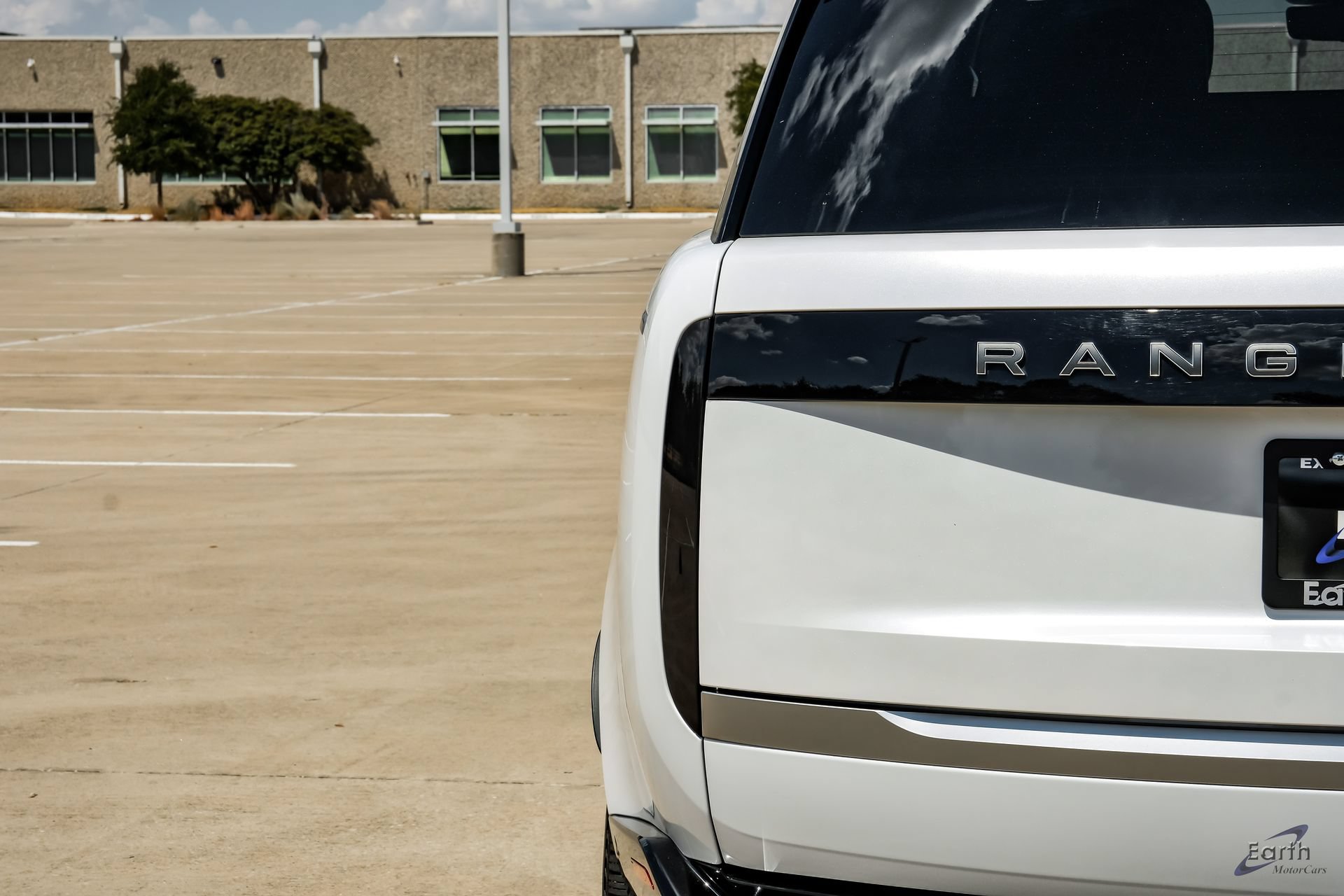 Used 2024 Land Rover Range Rover SV AWD/4WD image 12