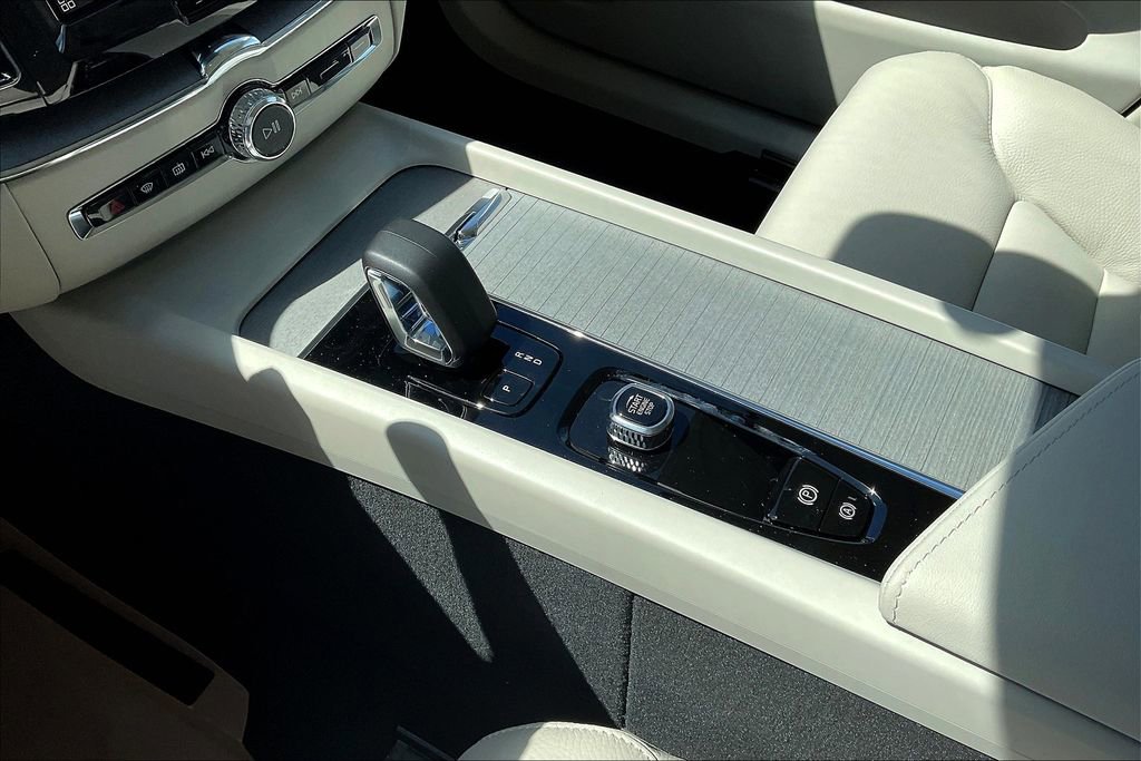 New 2025 Volvo XC60 B5 Plus w/ Protection Package Premier image 21