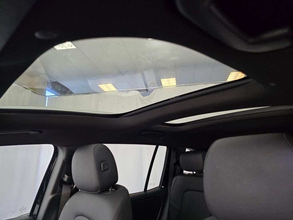 Used 2025 Mercedes-Benz GLB 250 4MATIC image 45