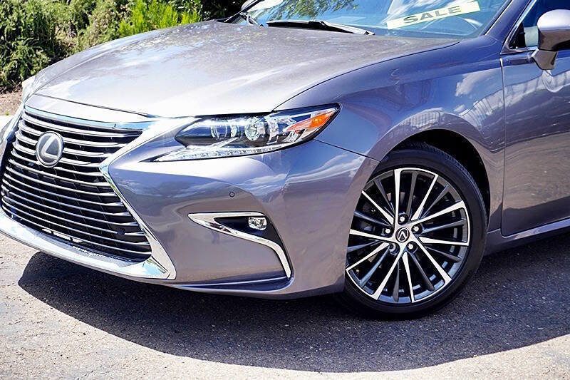 Used 2017 Lexus ES 350 w/ Luxury Package image 4