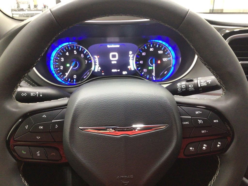Used 2025 Chrysler Pacifica Limited FWD image 11