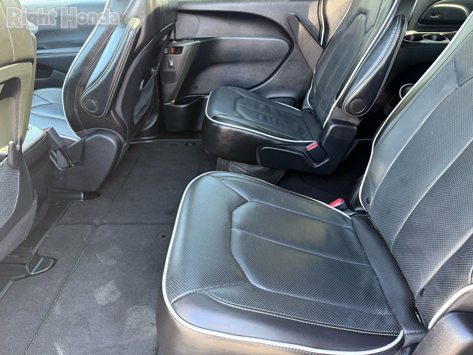 Used 2025 Chrysler Pacifica Limited image 26