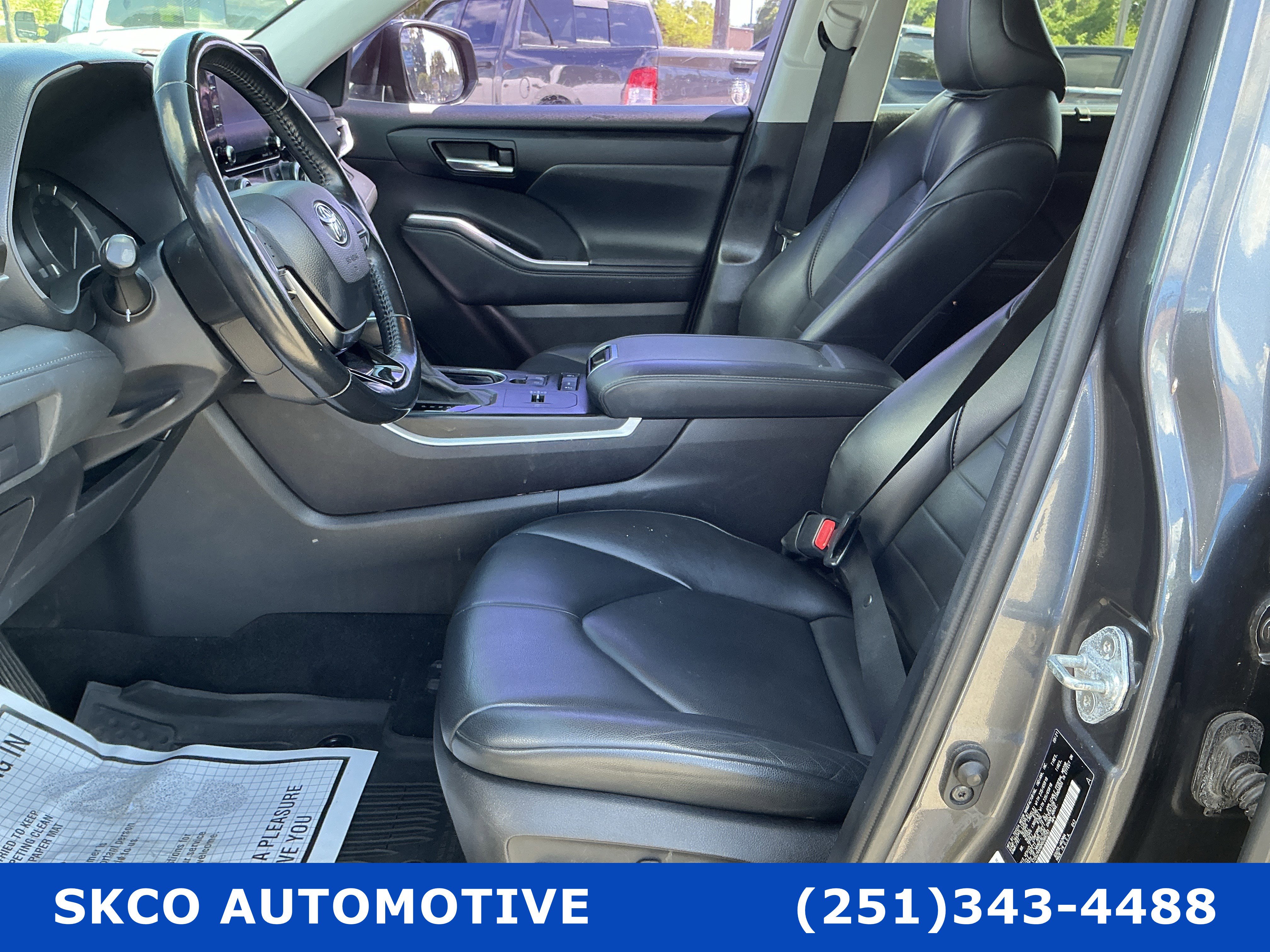 Used 2021 Toyota Highlander XLE FWD image 11