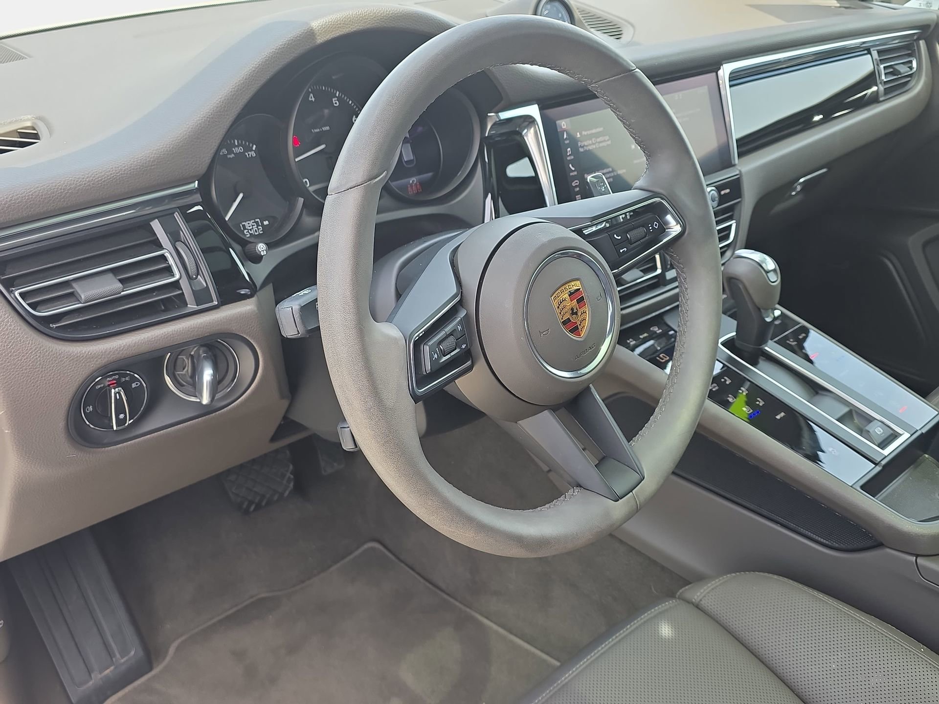Used 2025 Porsche Macan AWD/4WD image 16
