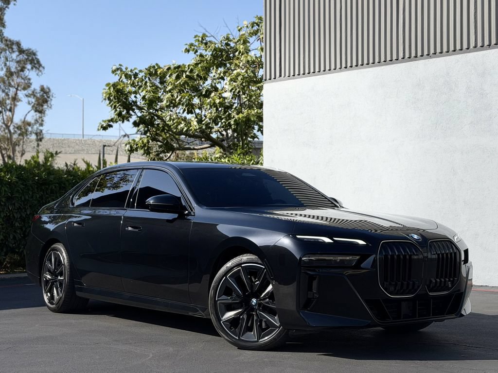 Used 2025 BMW 760i xDrive w/ Premium Package AWD/4WD image 43