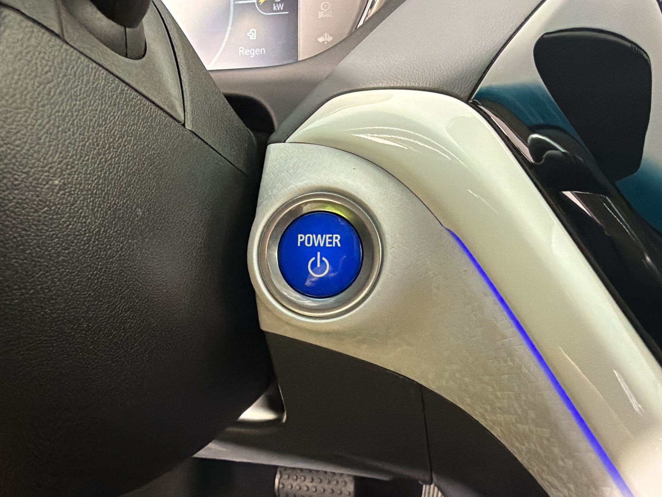 Used 2020 Chevrolet Bolt Premier w/ Infotainment Package FWD image 19