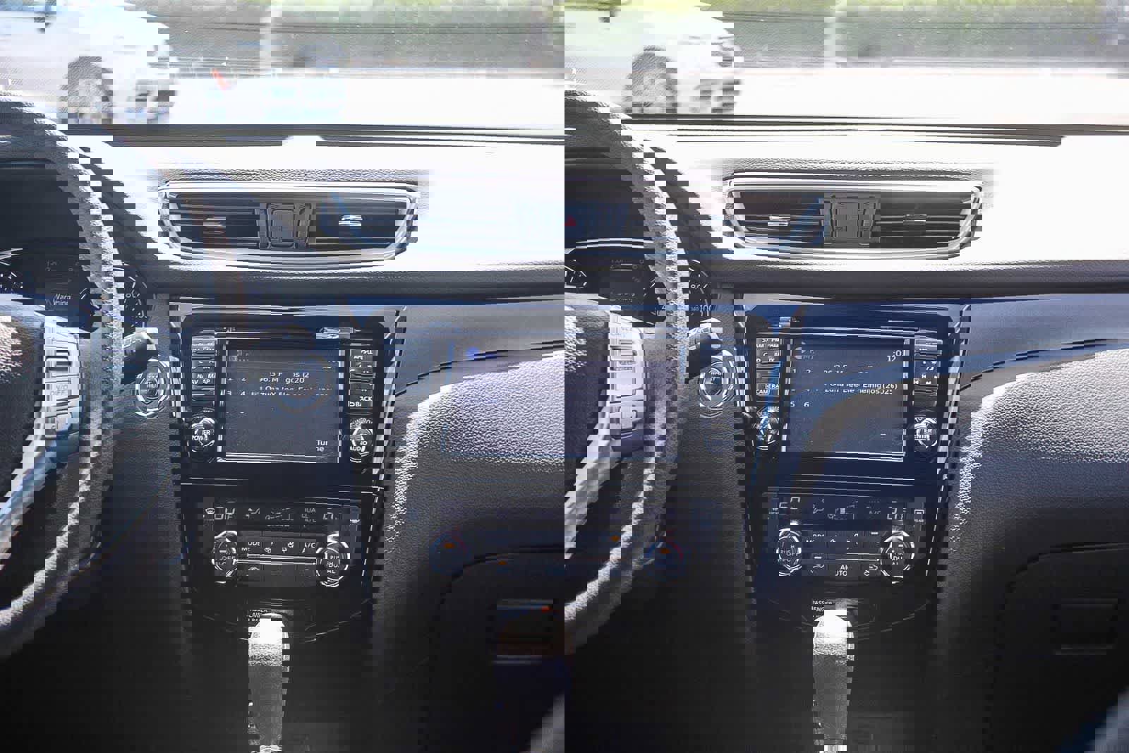 Used 2016 Nissan Rogue SV w/ SV Premium Package image 19