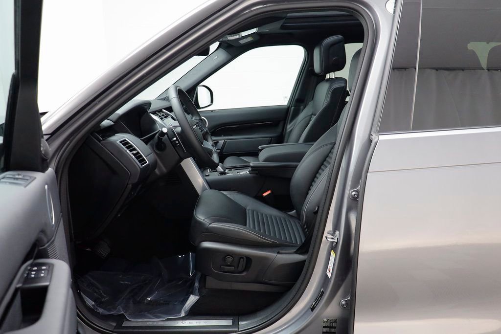 Used 2025 Land Rover Discovery S image 5