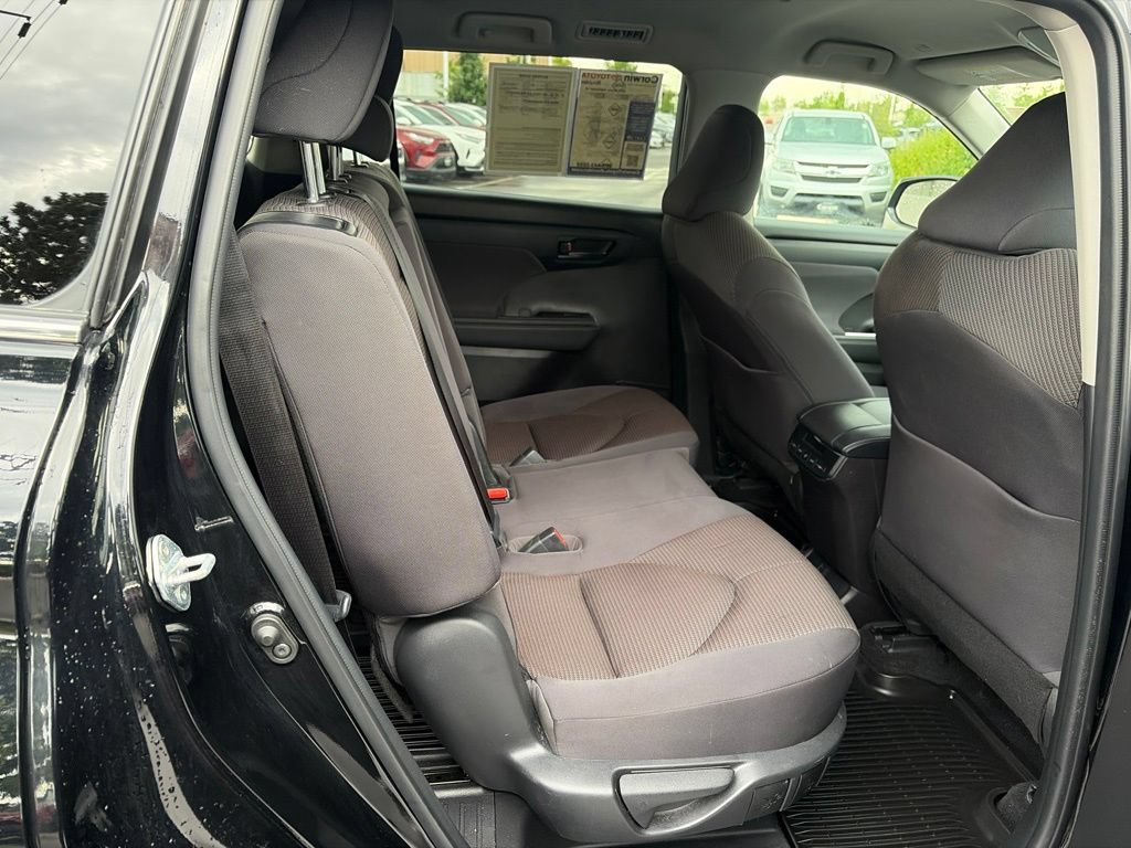 Used 2022 Toyota Highlander LE AWD/4WD image 16
