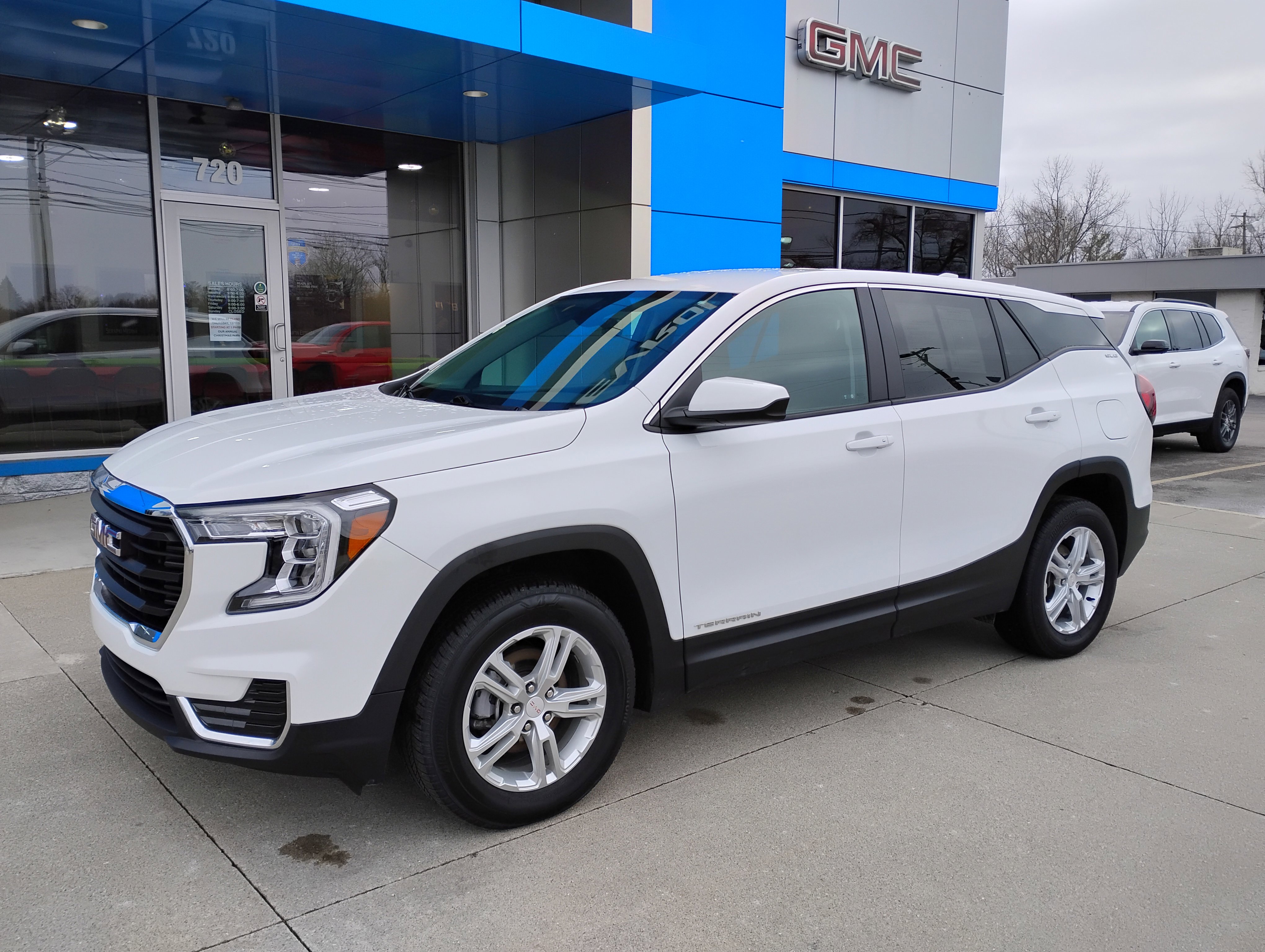Used 2023 GMC Terrain SLE image 30