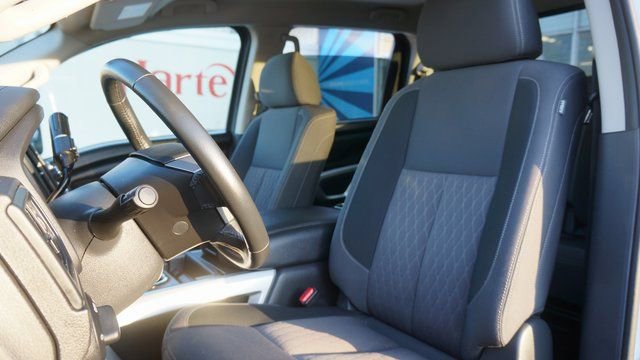 Used 2024 Nissan Titan SV w/ SV Convenience Package image 11