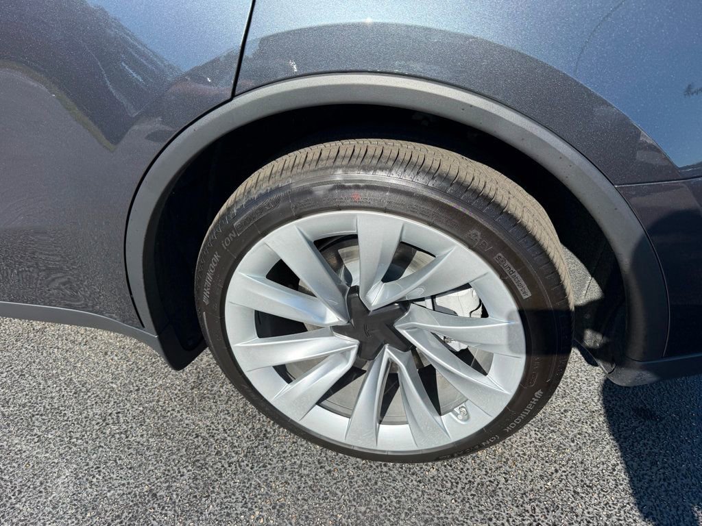 Used 2026 Tesla Model Y 2WD image 36