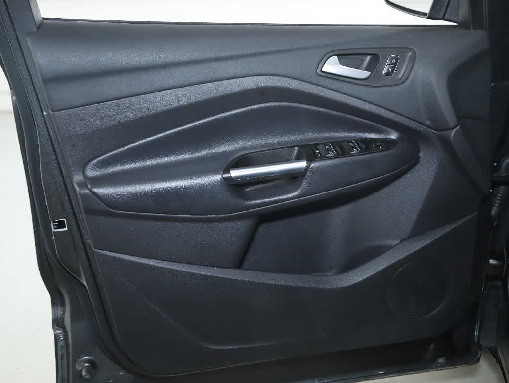 Used 2017 Ford Escape SE w/ Equipment Group 201A FWD image 16