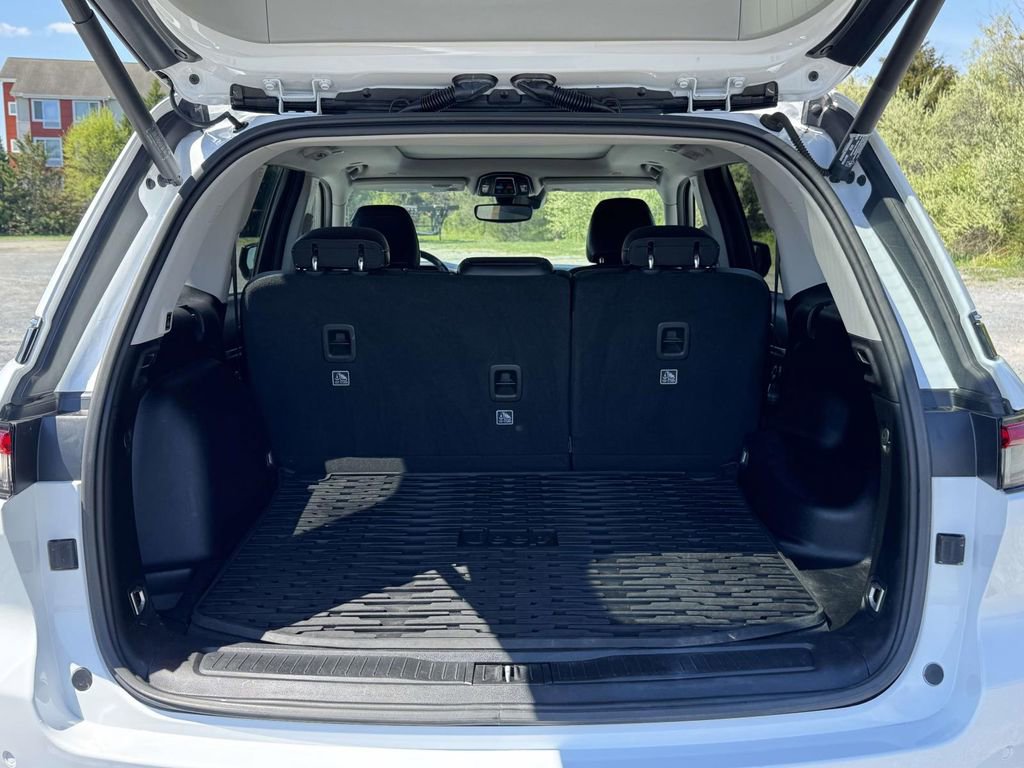 Used 2023 Jeep Grand Cherokee Limited AWD/4WD image 30