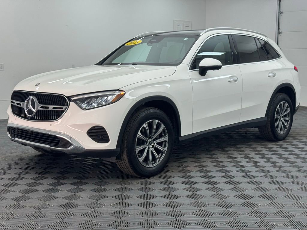 Used 2025 Mercedes-Benz GLC 300 4MATIC image 2