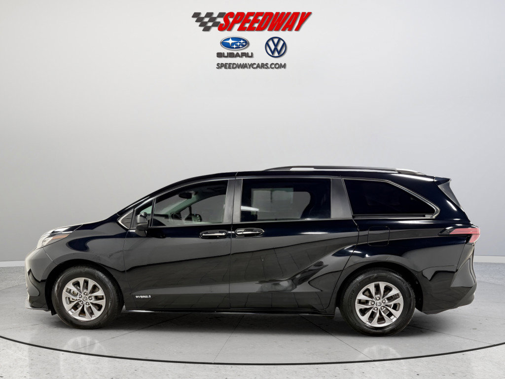 Used 2021 Toyota Sienna XLE image 4