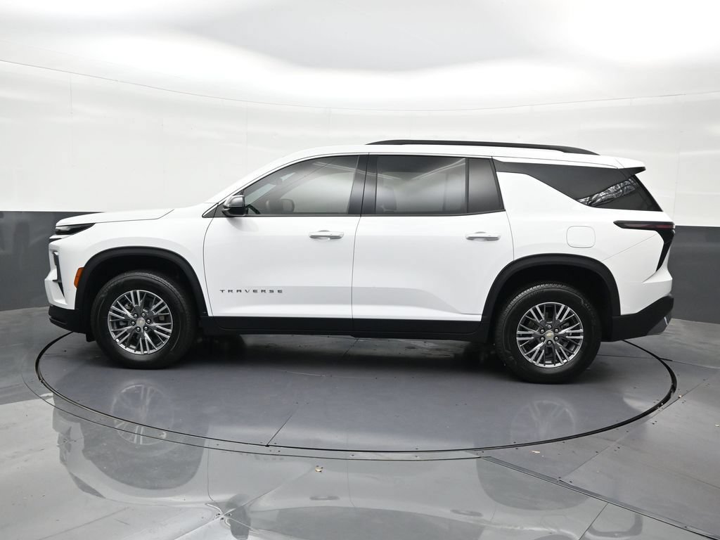 Used 2025 Chevrolet Traverse LT FWD image 2