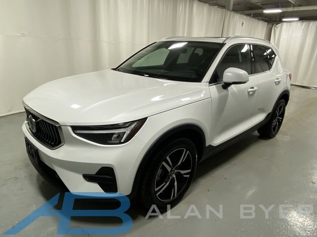 Used 2025 Volvo XC40 B5 Core