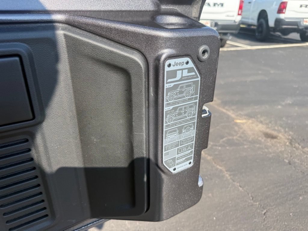 Used 2025 Jeep Wrangler Unlimited Sahara AWD/4WD image 54