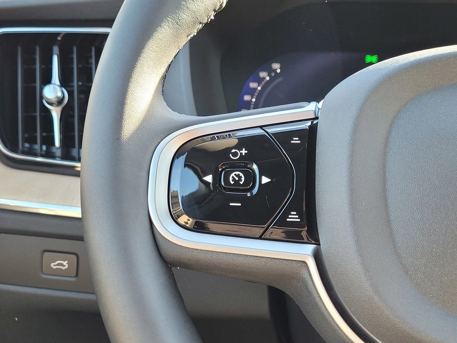 New 2026 Volvo XC60 B5 Plus w/ Protection Package Premier image 15