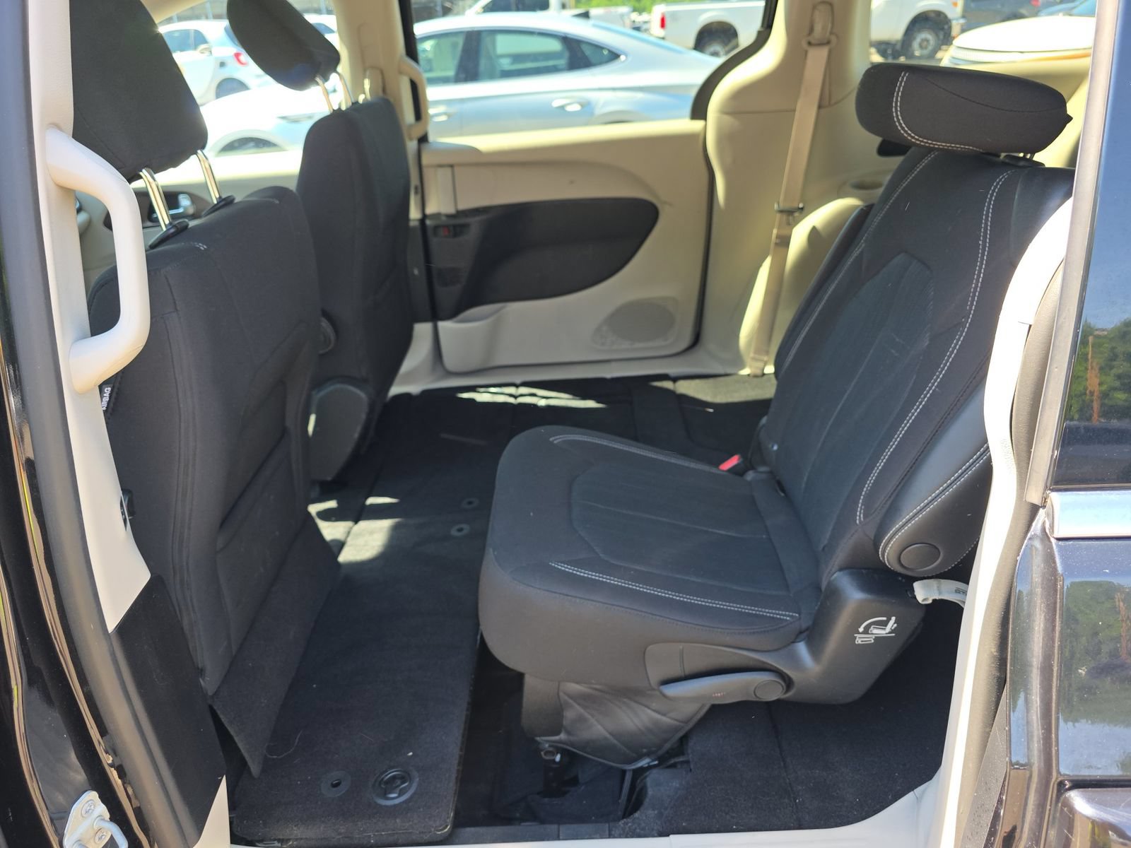 Used 2022 Chrysler Voyager LX FWD image 13