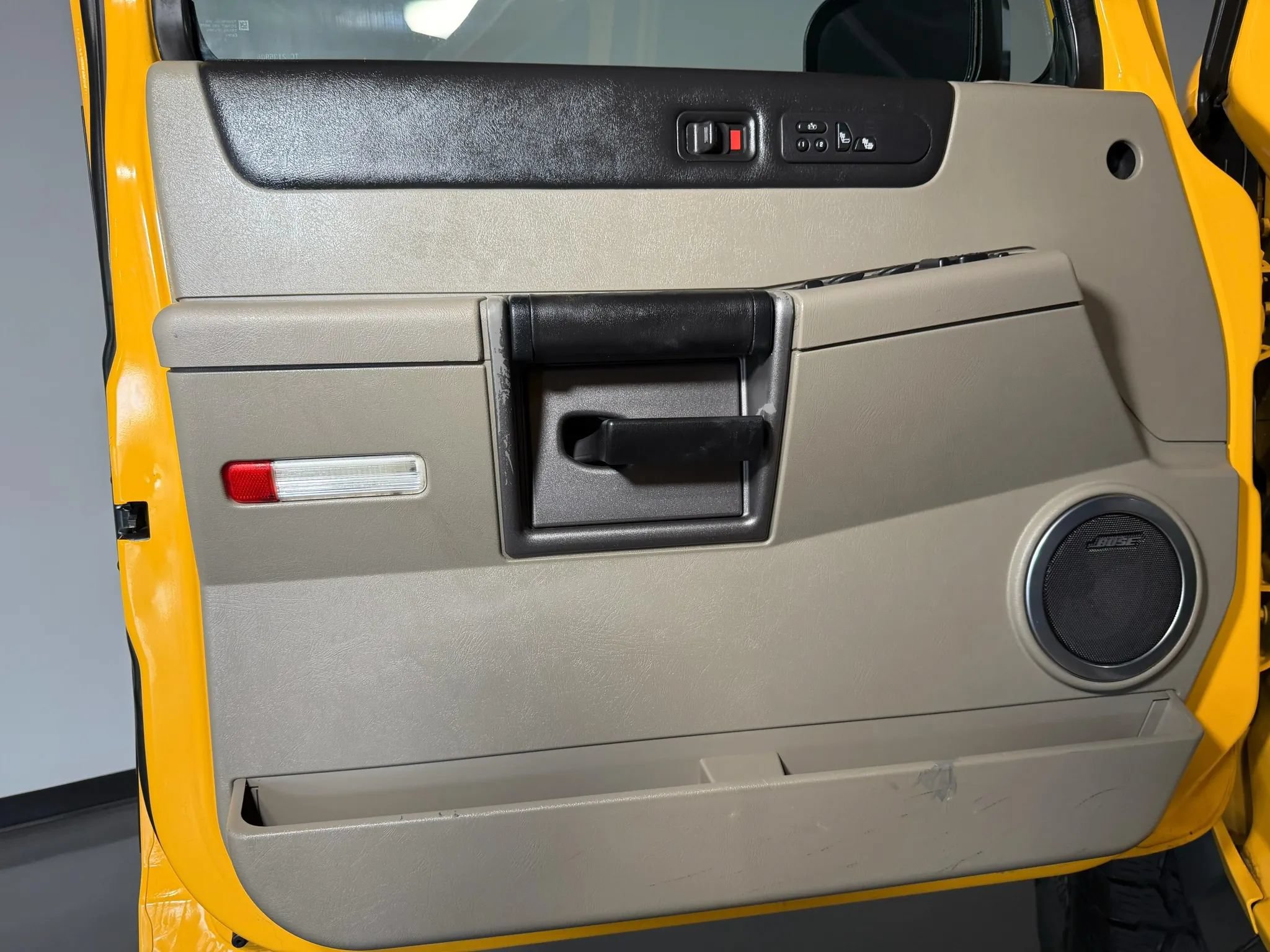 Used 2004 HUMMER H2 w/ Preferred Equipment Group AWD/4WD image 32