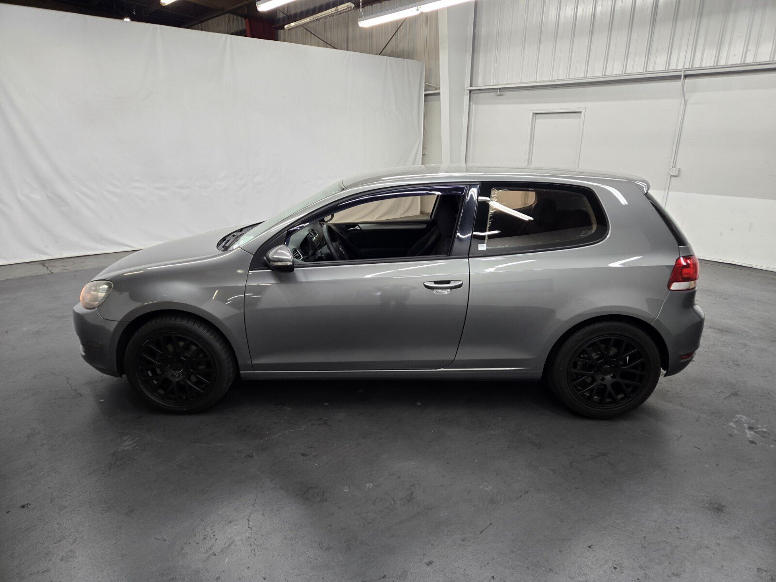Used 2011 Volkswagen Golf 2-Door FWD image 2